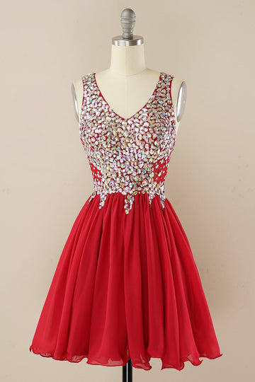 Vestido de homecoming de missangas vermelhas